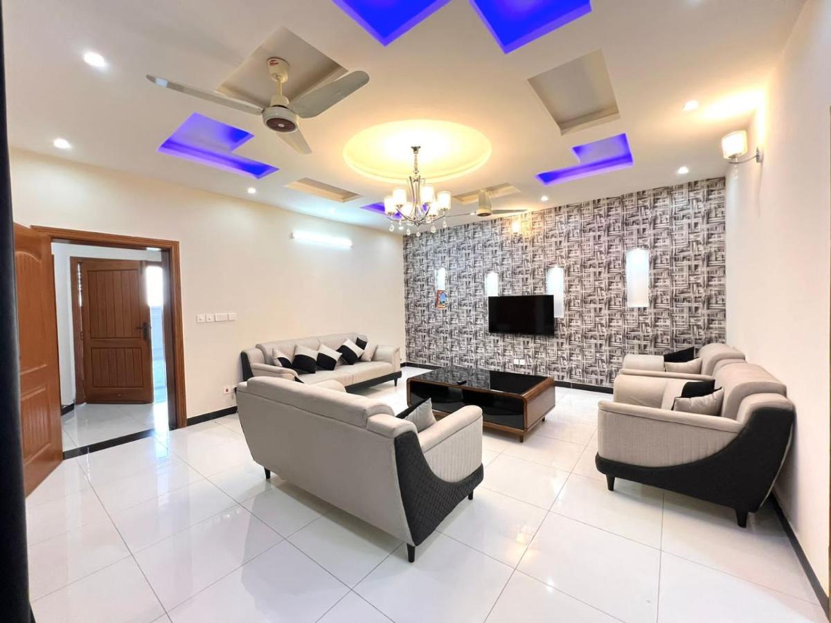 Luxury Apartment Rentals Исламабад Экстерьер фото